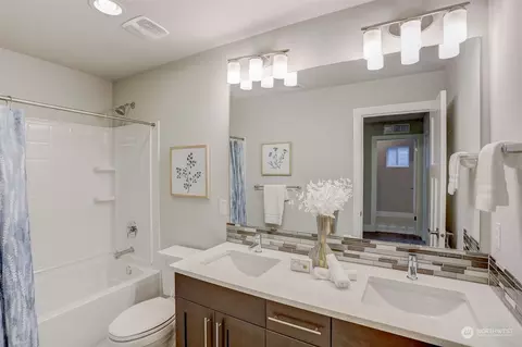 Bath - 17604 3rd Ave SE, Bothell, WA 98012 photo 6 of 6