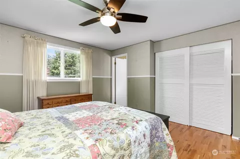 Bedroom - 8425 Maple Ln, Edmonds, WA 98026 photo 4 of 10