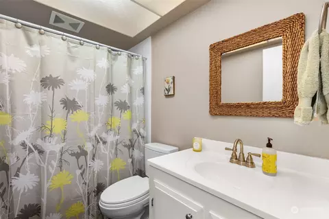 Bath - 8425 Maple Ln, Edmonds, WA 98026 photo 2 of 2