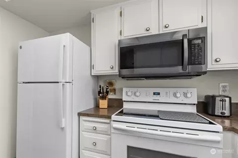 Kitchen - 8425 Maple Ln, Edmonds, WA 98026 photo 3 of 5