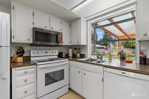 Kitchen - 8425 Maple Ln, Edmonds, WA 98026 photo 4 of 5