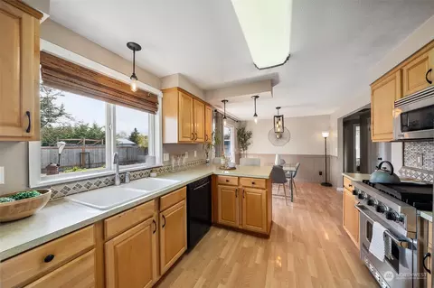 Kitchen - 509 Harmony Ln, Enumclaw, WA 98022 photo 2 of 2