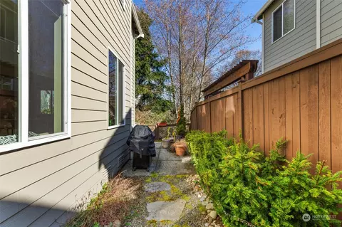 Exterior - 18311 39th Ave SE #111, Bothell, WA 98012 photo 8 of 10