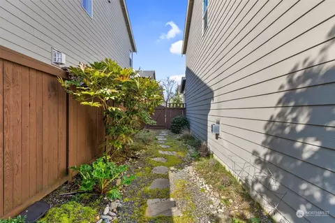 Exterior - 18311 39th Ave SE #111, Bothell, WA 98012 photo 7 of 10