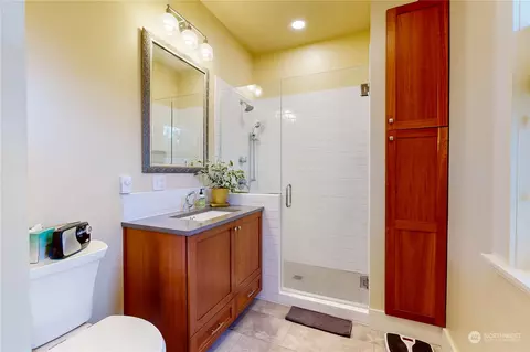 Bath - 124 Locust St, Walla Walla, WA 99362 photo 1 of 4