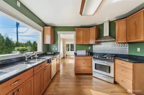 Kitchen - 1305 Marion St, Enumclaw, WA 98022 photo 3 of 4