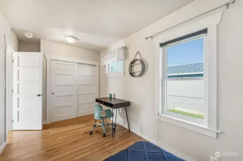 Entry Way - 1305 Marion St, Enumclaw, WA 98022 photo 1 of 2