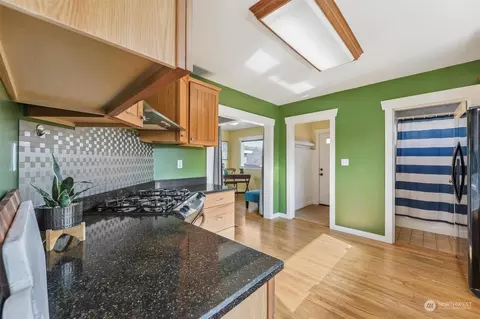 Kitchen - 1305 Marion St, Enumclaw, WA 98022 photo 4 of 4