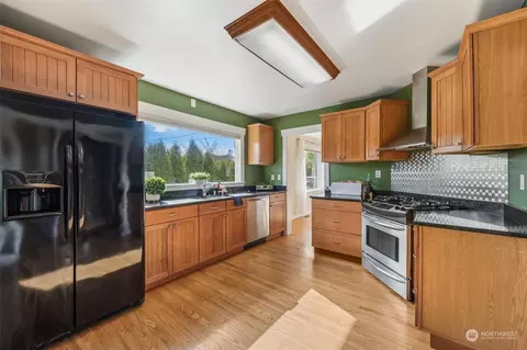 Kitchen - 1305 Marion St, Enumclaw, WA 98022 photo 2 of 4
