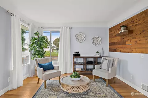 Living - 1501 Mcdougall Ave, Everett, WA 98201 photo 6 of 6