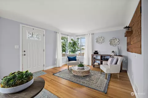Living - 1501 Mcdougall Ave, Everett, WA 98201 photo 4 of 6