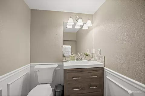 Bath - 1501 Mcdougall Ave, Everett, WA 98201 photo 3 of 3