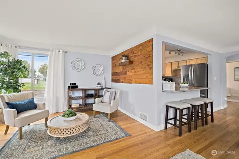 Living - 1501 Mcdougall Ave, Everett, WA 98201 photo 5 of 6