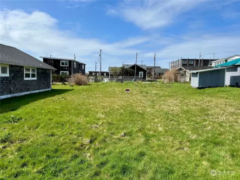 12 S 2nd St, Pacific Beach, WA 98571