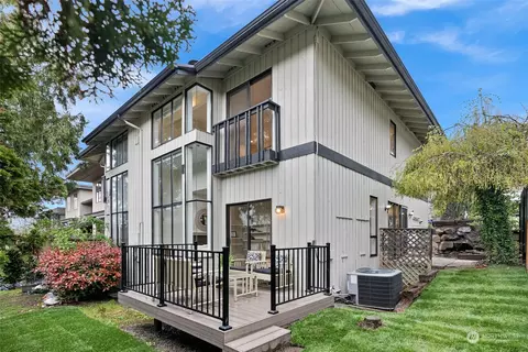 12 18th Ave #A, Kirkland, WA 98033