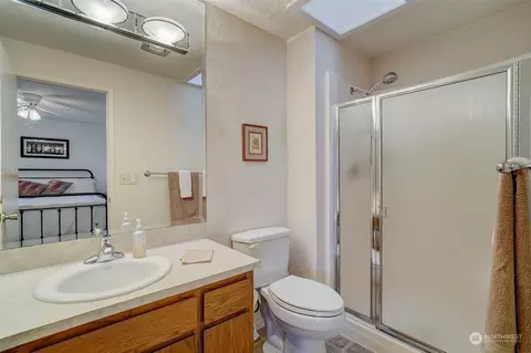 Bath - 1906 Colby Ave #6, Everett, WA 98201 photo 1 of 2