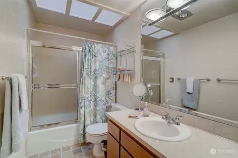 Bath - 1906 Colby Ave #6, Everett, WA 98201 photo 2 of 2