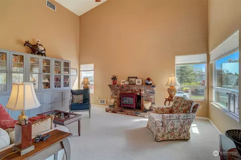 Living - 1906 Colby Ave #6, Everett, WA 98201 photo 4 of 5