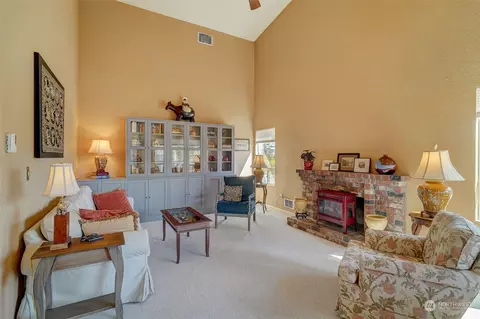 Living - 1906 Colby Ave #6, Everett, WA 98201 photo 1 of 5