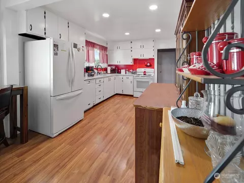 Kitchen - 43406 228th Ave SE, Enumclaw, WA 98022 photo 1 of 1