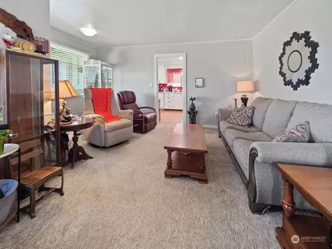 Living - 43406 228th Ave SE, Enumclaw, WA 98022 photo 2 of 3