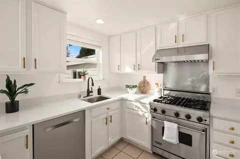 Kitchen - 8429 NE 177th St, Bothell, WA 98011 photo 2 of 3
