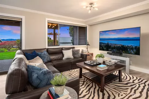 Living - 238 Skyline Dr, Edmonds, WA 98020 photo 8 of 11