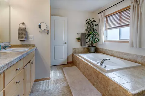Bath - 1517 Daffodil Ave NE, Orting, WA 98360 photo 3 of 4