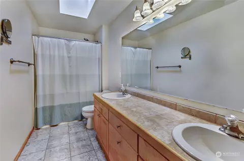 Bath - 1517 Daffodil Ave NE, Orting, WA 98360 photo 4 of 4