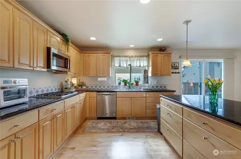 Kitchen - 1517 Daffodil Ave NE, Orting, WA 98360 photo 2 of 5