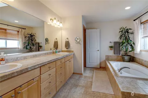 Bath - 1517 Daffodil Ave NE, Orting, WA 98360 photo 2 of 4