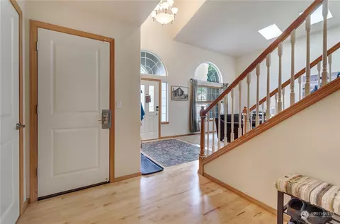 Entry Way - 1517 Daffodil Ave NE, Orting, WA 98360 photo 3 of 5