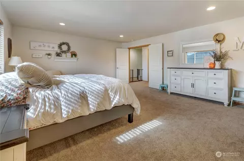 Bedroom - 1517 Daffodil Ave NE, Orting, WA 98360 photo 2 of 7
