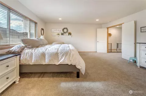 Bedroom - 1517 Daffodil Ave NE, Orting, WA 98360 photo 4 of 7