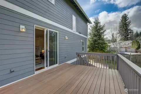 Exterior - 225 N Cabot Rd #A, Everett, WA 98203 photo 2 of 5