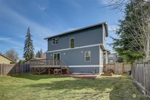 Exterior - 225 N Cabot Rd #A, Everett, WA 98203 photo 4 of 5