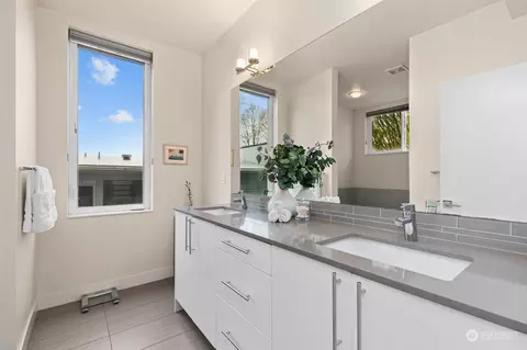 Bath - 1104 10th Ave E, Seattle, WA 98102 photo 2 of 3