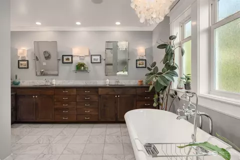 Bath - 9225 NE 20th St, Clyde Hill, WA 98004 photo 1 of 3