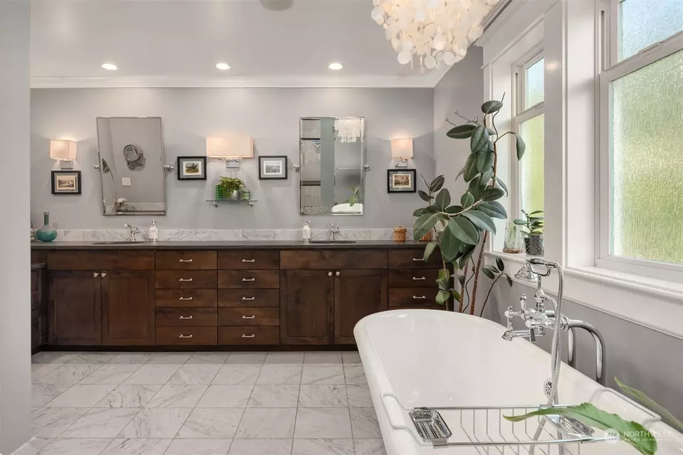 Bath - 9225 NE 20th St, Clyde Hill, WA 98004 photo 1 of 3