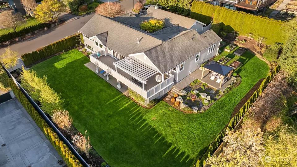 Exterior - 9225 NE 20th St, Clyde Hill, WA 98004 photo 12 of 13