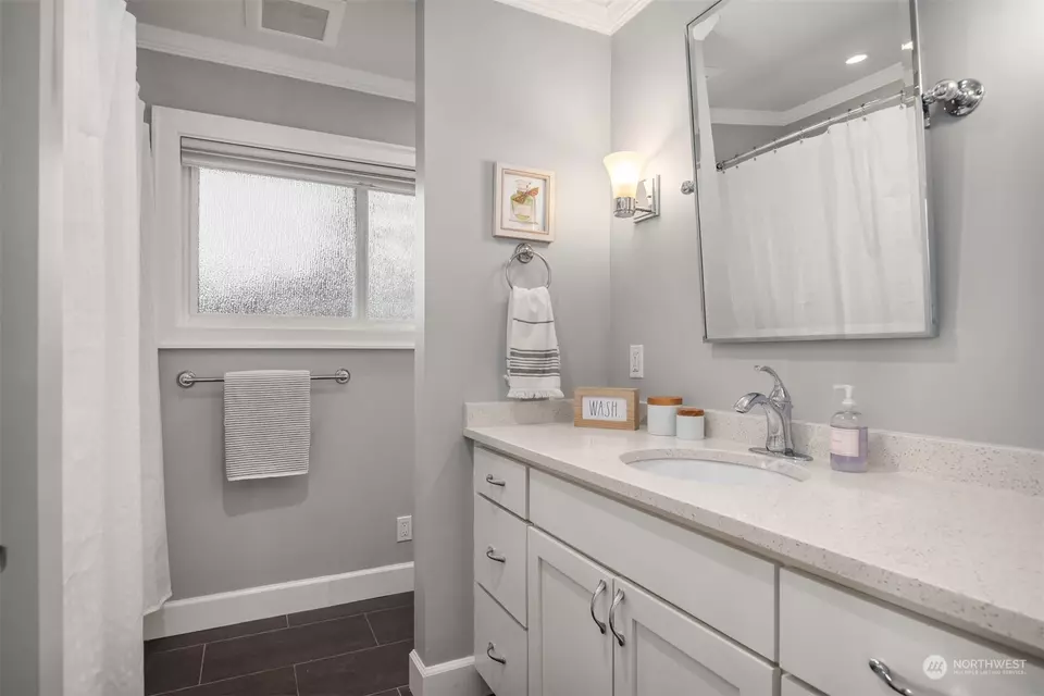 Bath - 9225 NE 20th St, Clyde Hill, WA 98004 photo 3 of 3