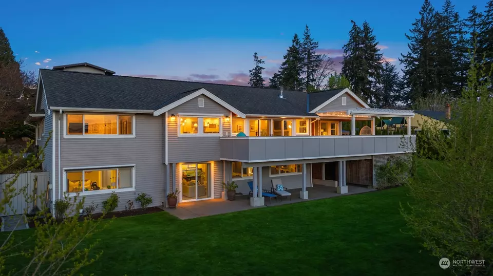 Exterior - 9225 NE 20th St, Clyde Hill, WA 98004 photo 7 of 13