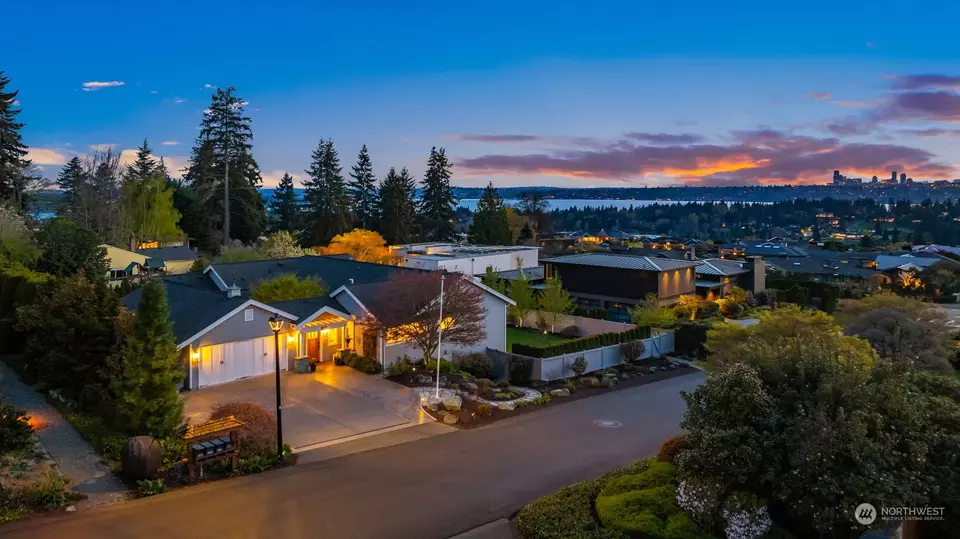 View/Area - 9225 NE 20th St, Clyde Hill, WA 98004 photo 1 of 5