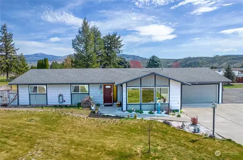 11 W Parkway St, Omak, WA 98841