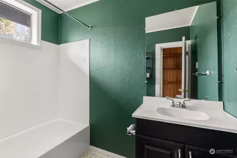 Bath - 114 Joppish Rd, Centralia, WA 98531 photo 1 of 2