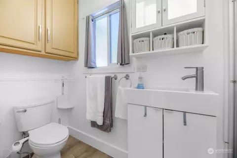 Bath - 1822 Maple St, Everett, WA 98201 photo 1 of 1