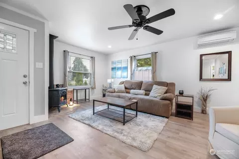 Living - 1822 Maple St, Everett, WA 98201 photo 1 of 5