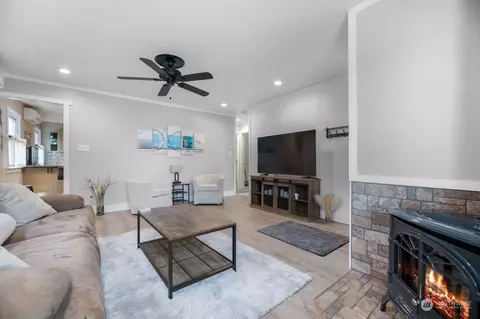 Living - 1822 Maple St, Everett, WA 98201 photo 5 of 5