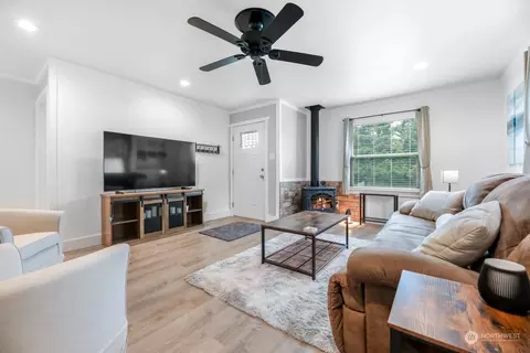 Living - 1822 Maple St, Everett, WA 98201 photo 3 of 5