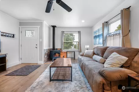 Living - 1822 Maple St, Everett, WA 98201 photo 4 of 5